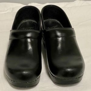 DANSKO 38 Black Leather in excellent condition. Worn once. Nurses footwear